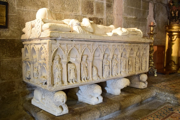 Local - Túmulo de Fernão Gomes de Góis – Igreja Matriz de Oliveira do Conde - Oliveira do Conde| Carregal do Sal| Viseu Dão Lafões