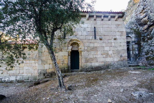 Local - Igreja do antigo Mosteiro de São Pedro das Águias - Granjinha| Tabuaço| Douro