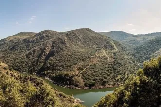 Local - Descontinuidades de Conrad e Moho  - Lagoa | Junta de Freguesia de Lagoa | Macedo de Cavaleiros| Terras de Trás-os-Montes| Portugal