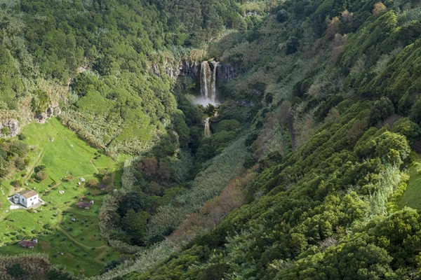 Local - Miradouro do Salto da Farinha - Estrada Regional, Salga| Nordeste| Região Autónoma dos Açores