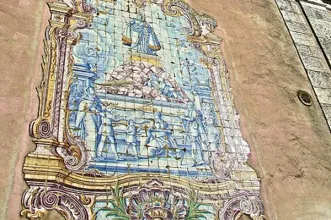 Point of Interest - Registo de azulejos com Nossa Senhora da Penha de França (R. Guarda-Mor, 42-44) - Estrela| Lisboa| Área Metropolitana de Lisboa
