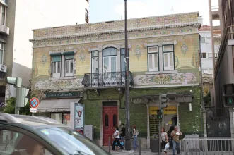 Local - Revestimento azulejar da fachada do Edifício na Av. Almirante Reis - Arroios| Lisboa| Área Metropolitana de Lisboa
